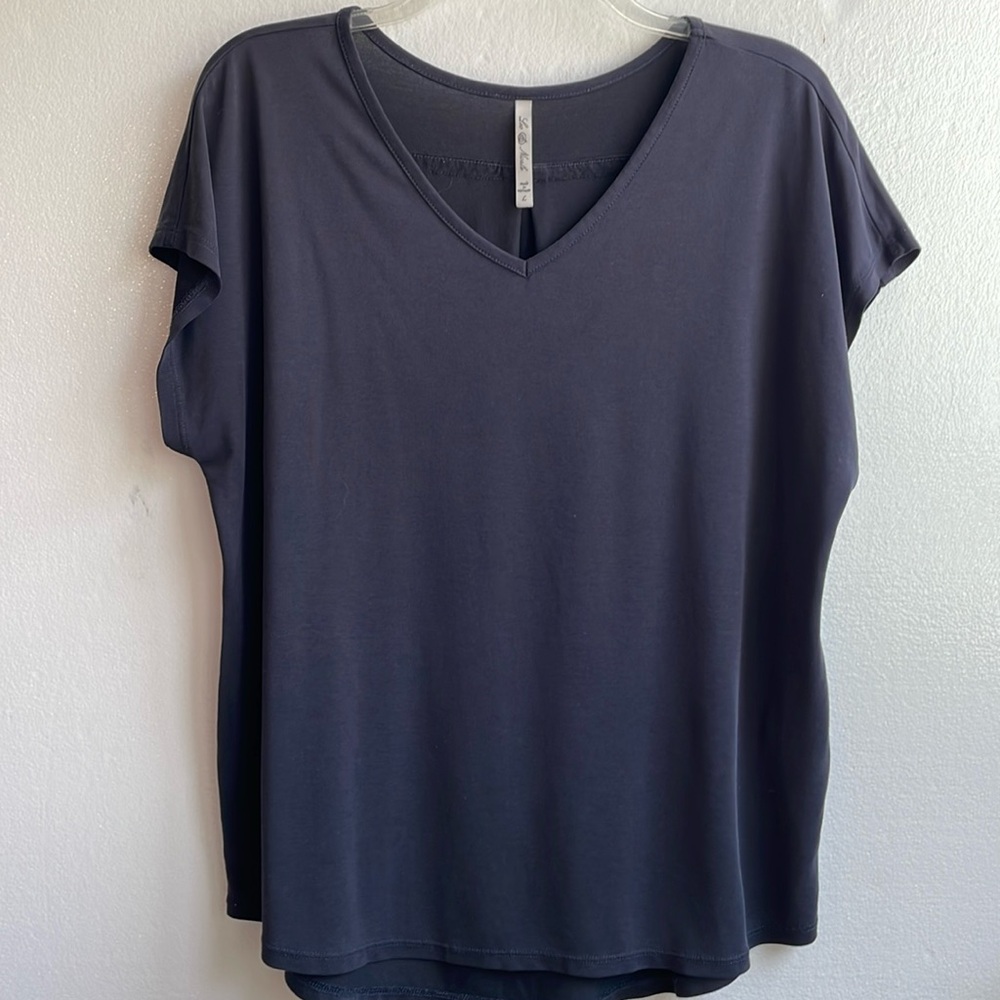 Leo & Nicole V-neck model drapey cap sleeve top size large
